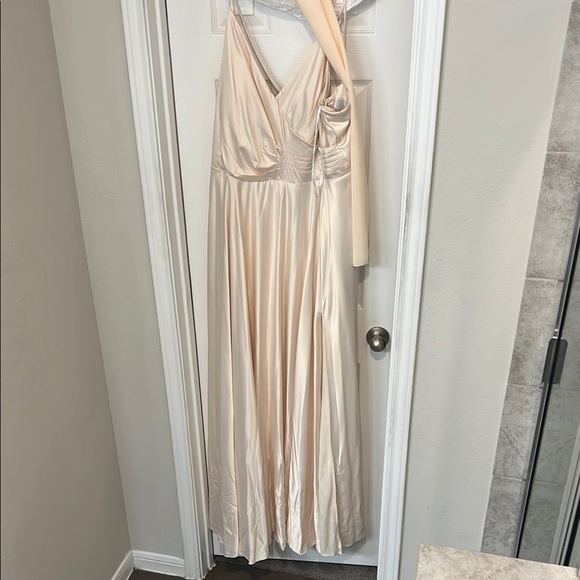 Elegant Cream Wedding Dress - Picture 3 of 4